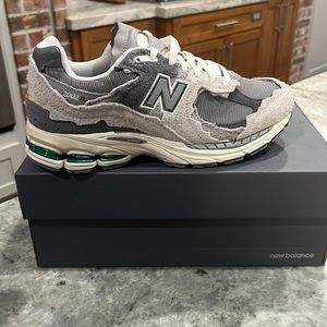 Brand new never worn New Balance 2002R men's 9.5 women's 11
